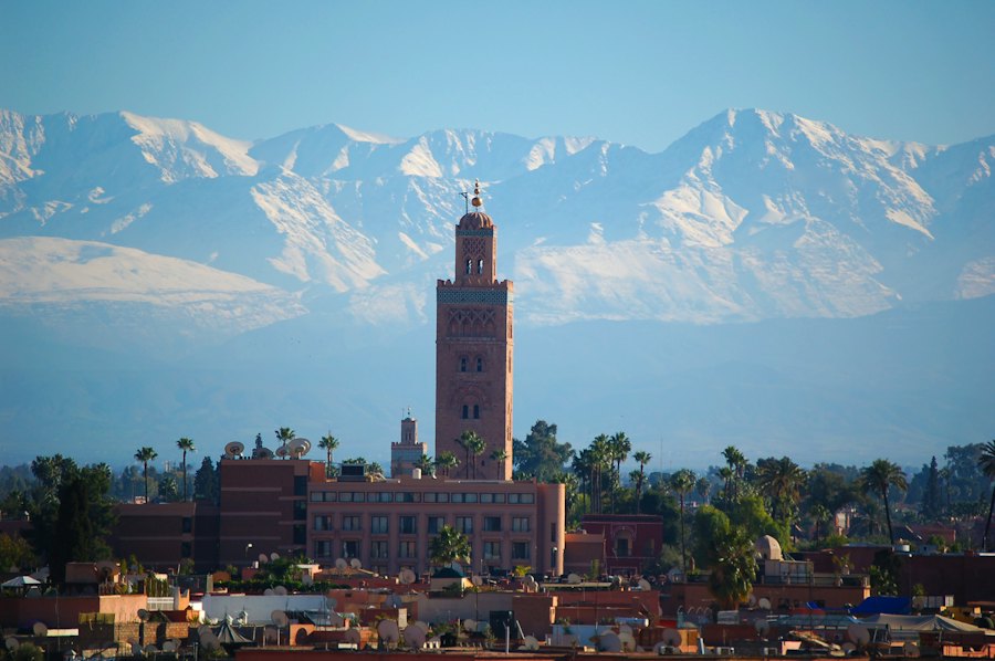 Minarete de la mezquita Koutoubia con el Atlas nevado al fondo en Marrakech