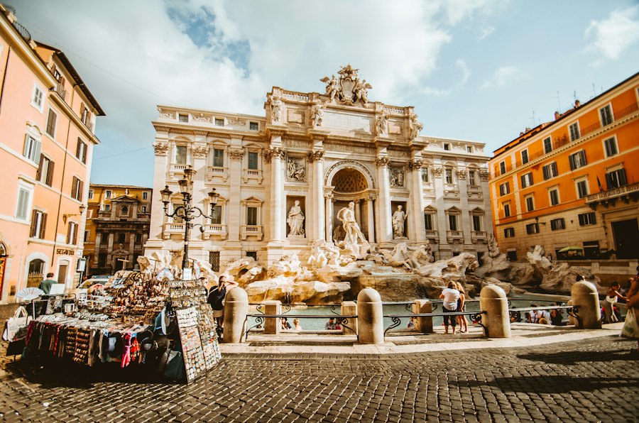 Fuente de Trevi y plaza con edificios históricos en Roma