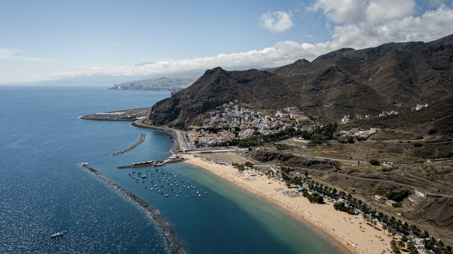 Playa y montañas de la costa de Tenerife vistas desde lo alto